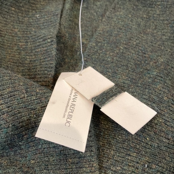 Banana Republic Sweater - Picture 3 of 5